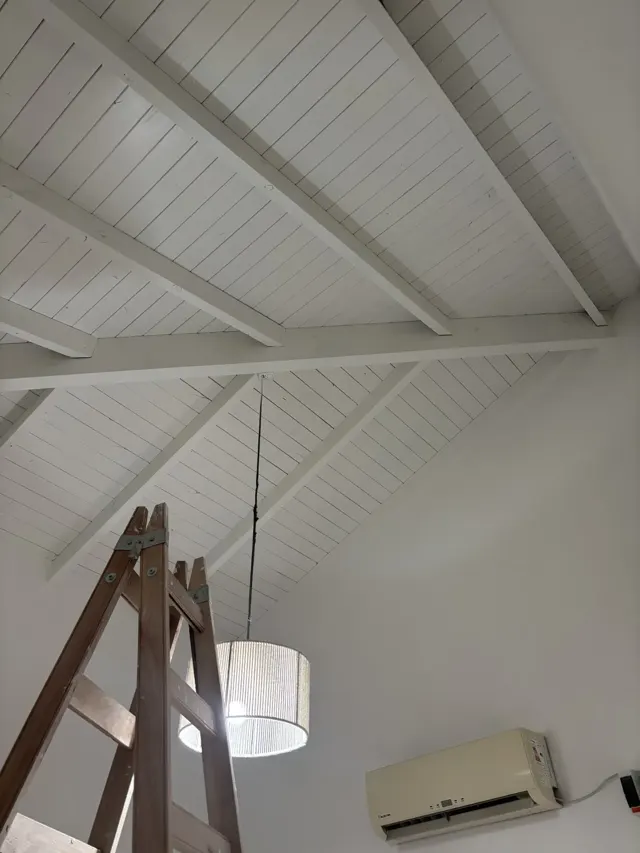 Techo de machimbre pintado de blanco