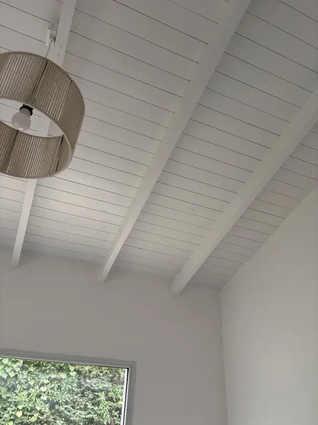 Machimbre del techo con la pintura blanca recién terminada