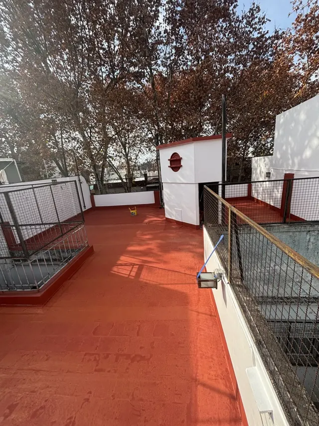 Terraza terminada con la membrana roja cubriendo toda la superficie